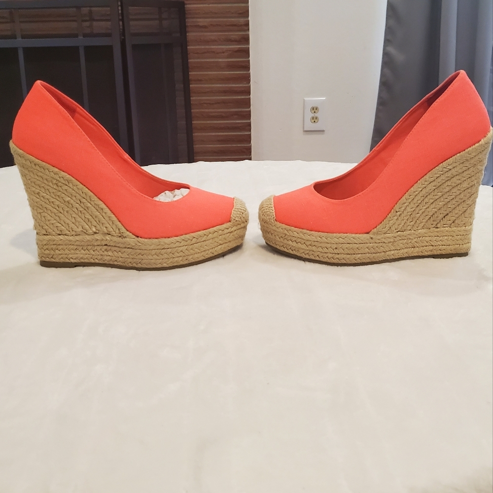 Groove Espadrilles Wedge Coral  Size 8M Brand New in Box - Picture 2 of 5